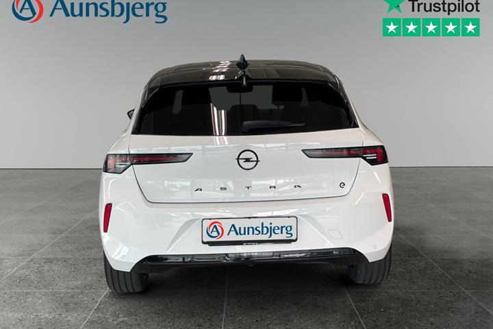 Hvid Opel Astra-e fra 2024