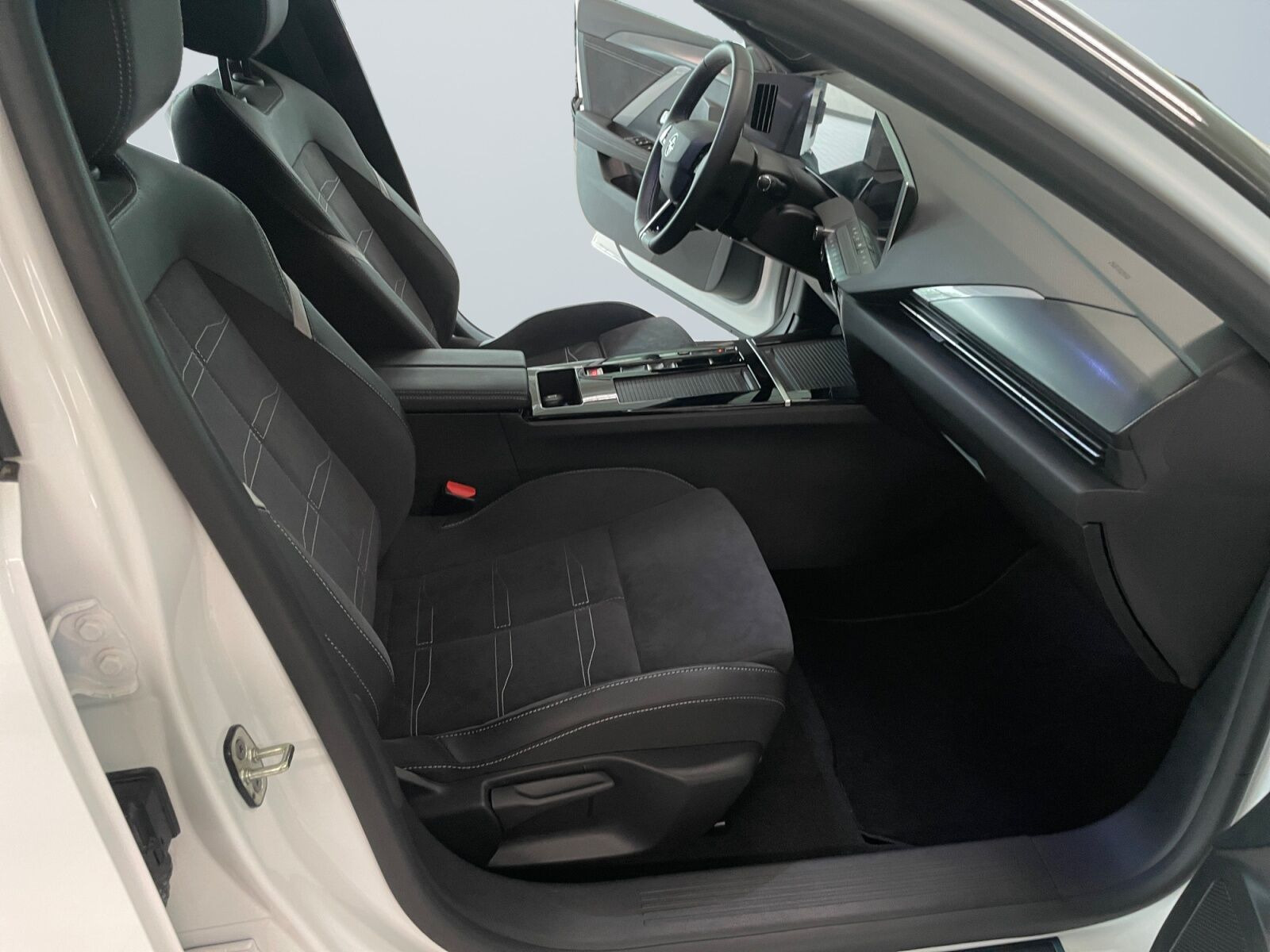 Hvid Opel Astra-e fra 2024