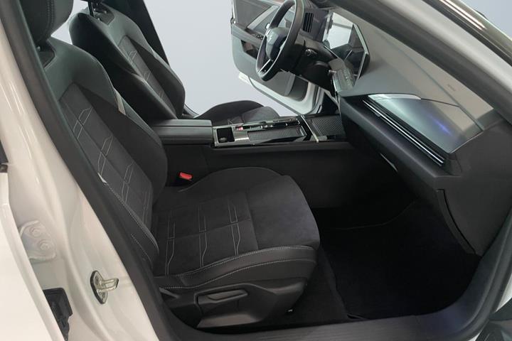 Hvid Opel Astra-e fra 2024