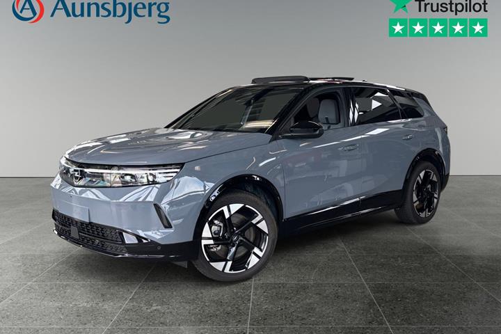 Grå Opel Grandland-e fra 2024 set udefra