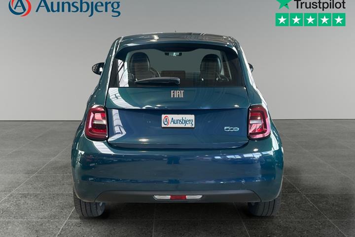 Blå Fiat 500e fra 2022