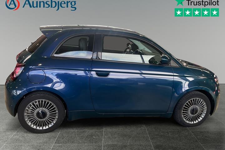 Blå Fiat 500e fra 2022