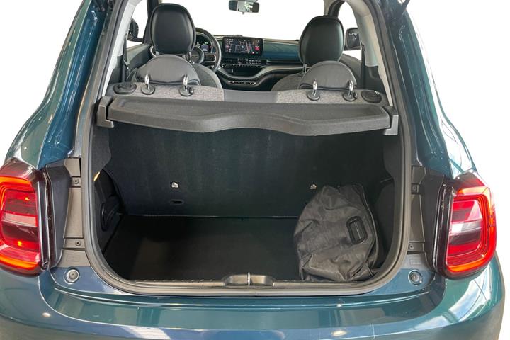 Blå Fiat 500e fra 2022