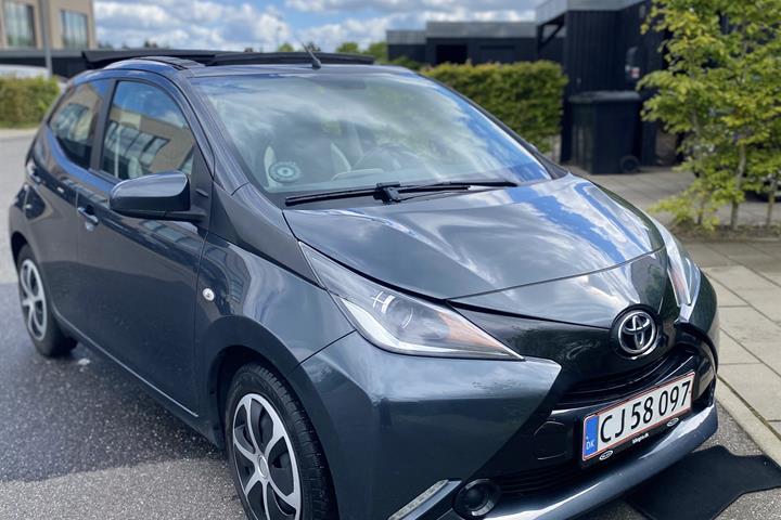 Grå Toyota Aygo fra 2017