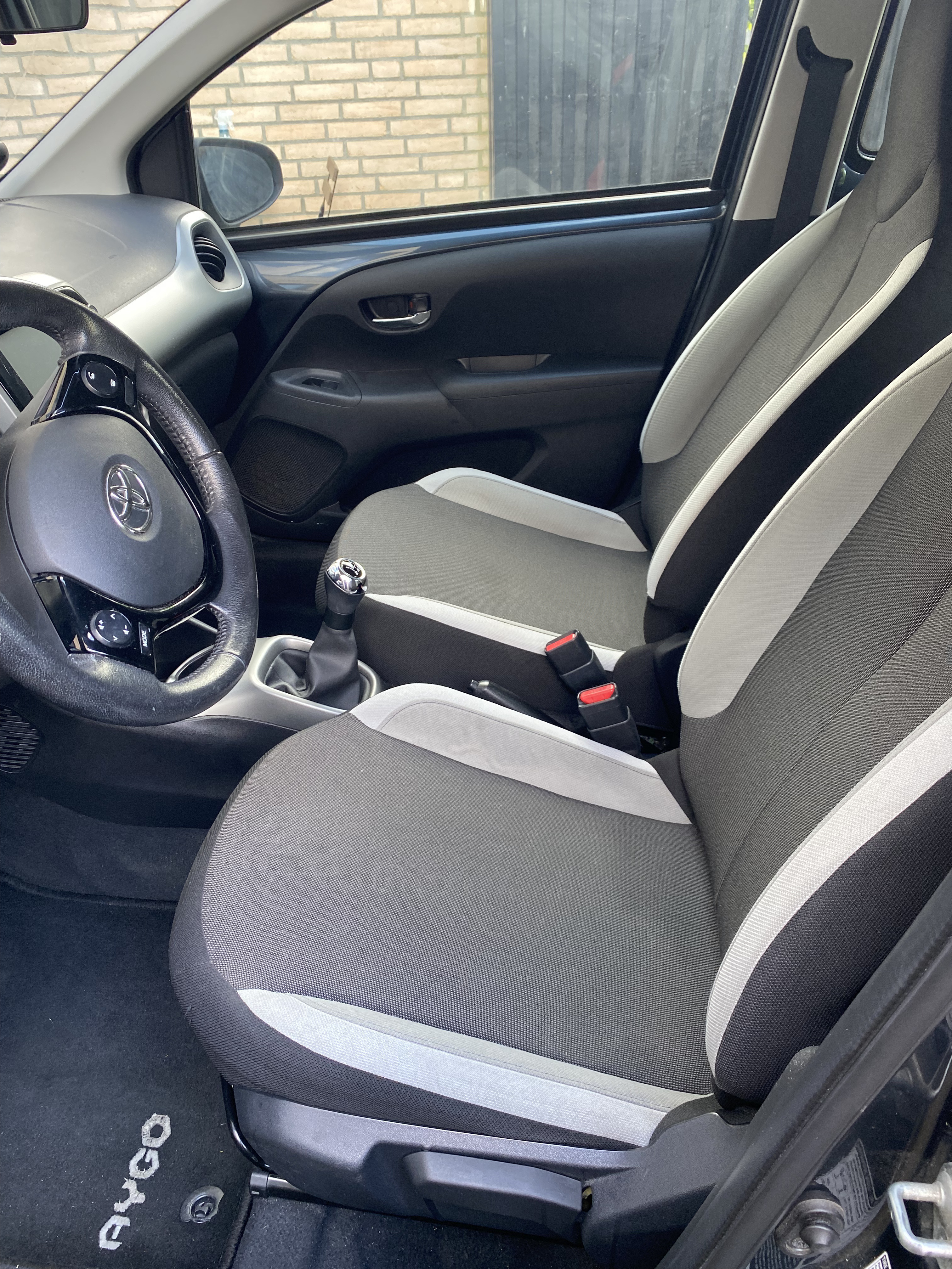 Grå Toyota Aygo fra 2017