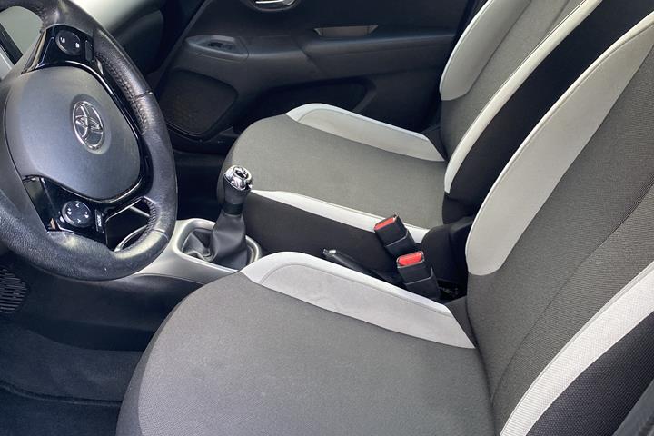 Grå Toyota Aygo fra 2017