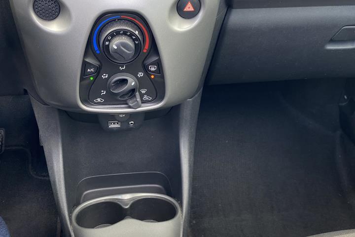 Grå Toyota Aygo fra 2017