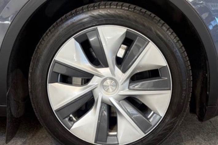 Grå Tesla Model Y fra 2021