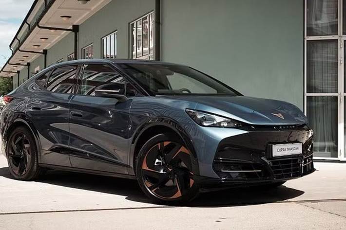 Blå Cupra Tavascan fra 2025 set udefra