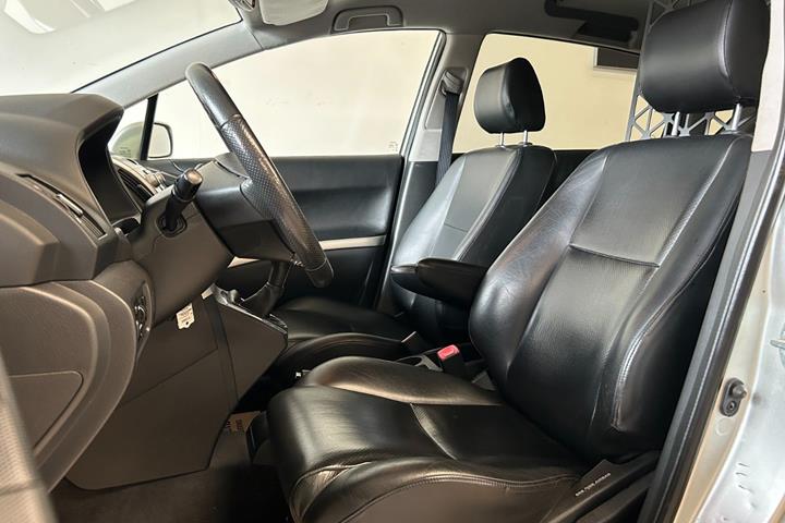 undefined Toyota Corolla Sportsvan fra 2005 set indefra