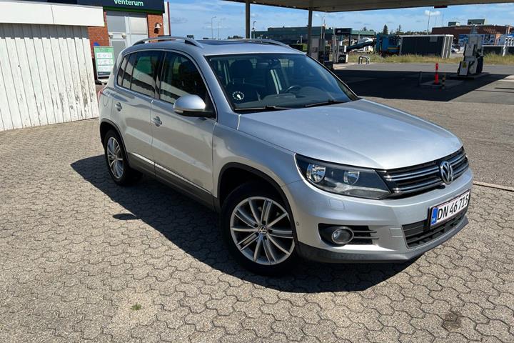 Sølv VW Tiguan fra 2013 set udefra