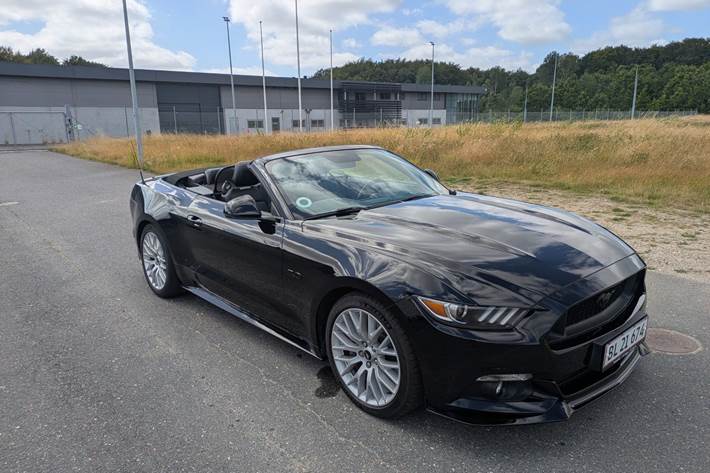 Sort Ford Mustang fra 2015