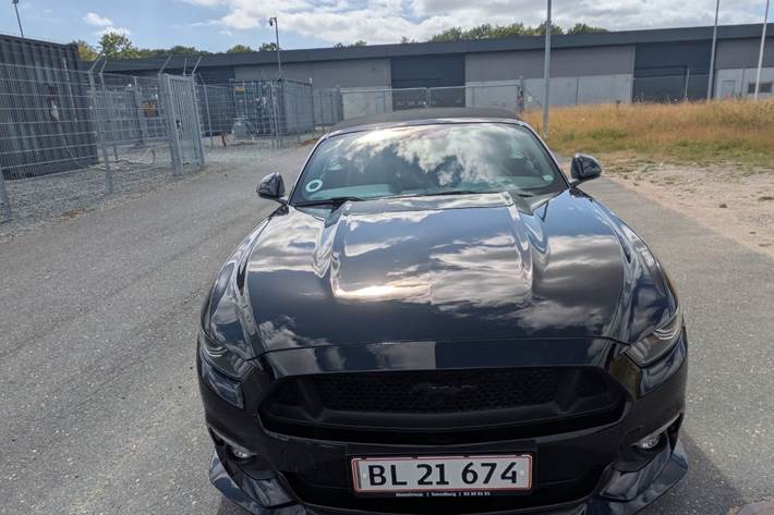 Sort Ford Mustang fra 2015