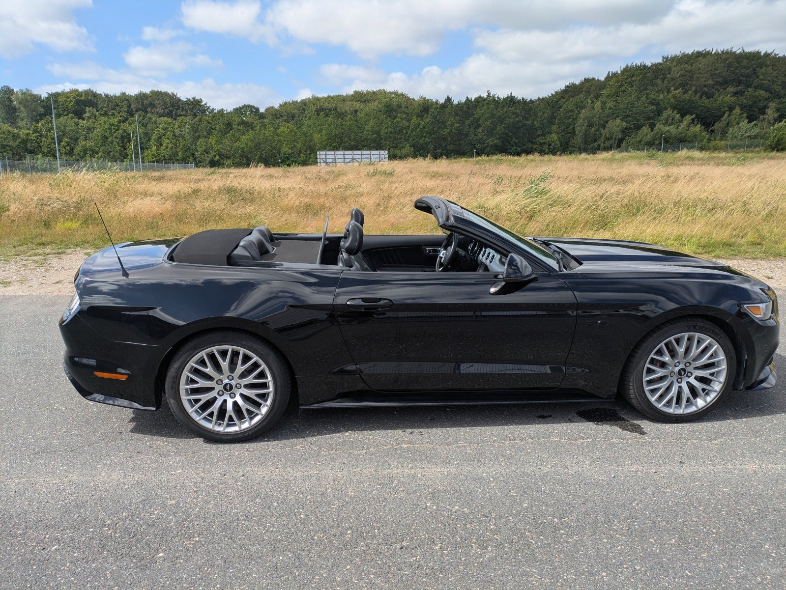Sort Ford Mustang fra 2015