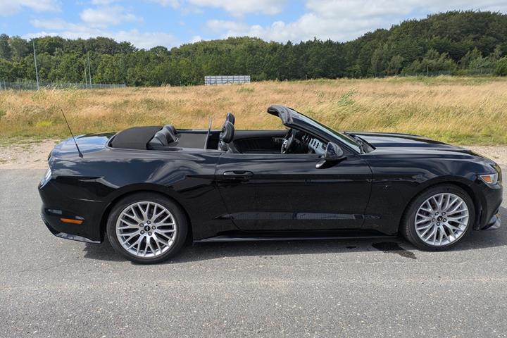 Sort Ford Mustang fra 2015