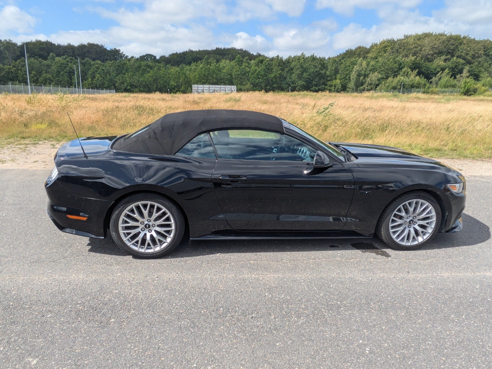 Sort Ford Mustang fra 2015