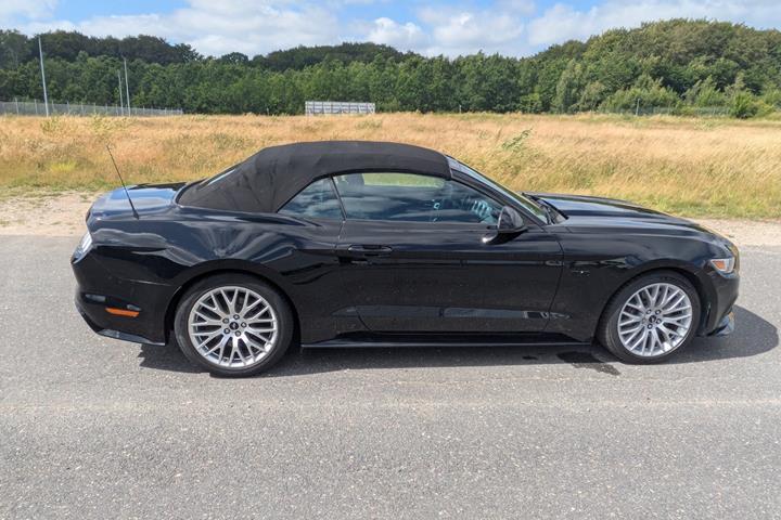 Sort Ford Mustang fra 2015