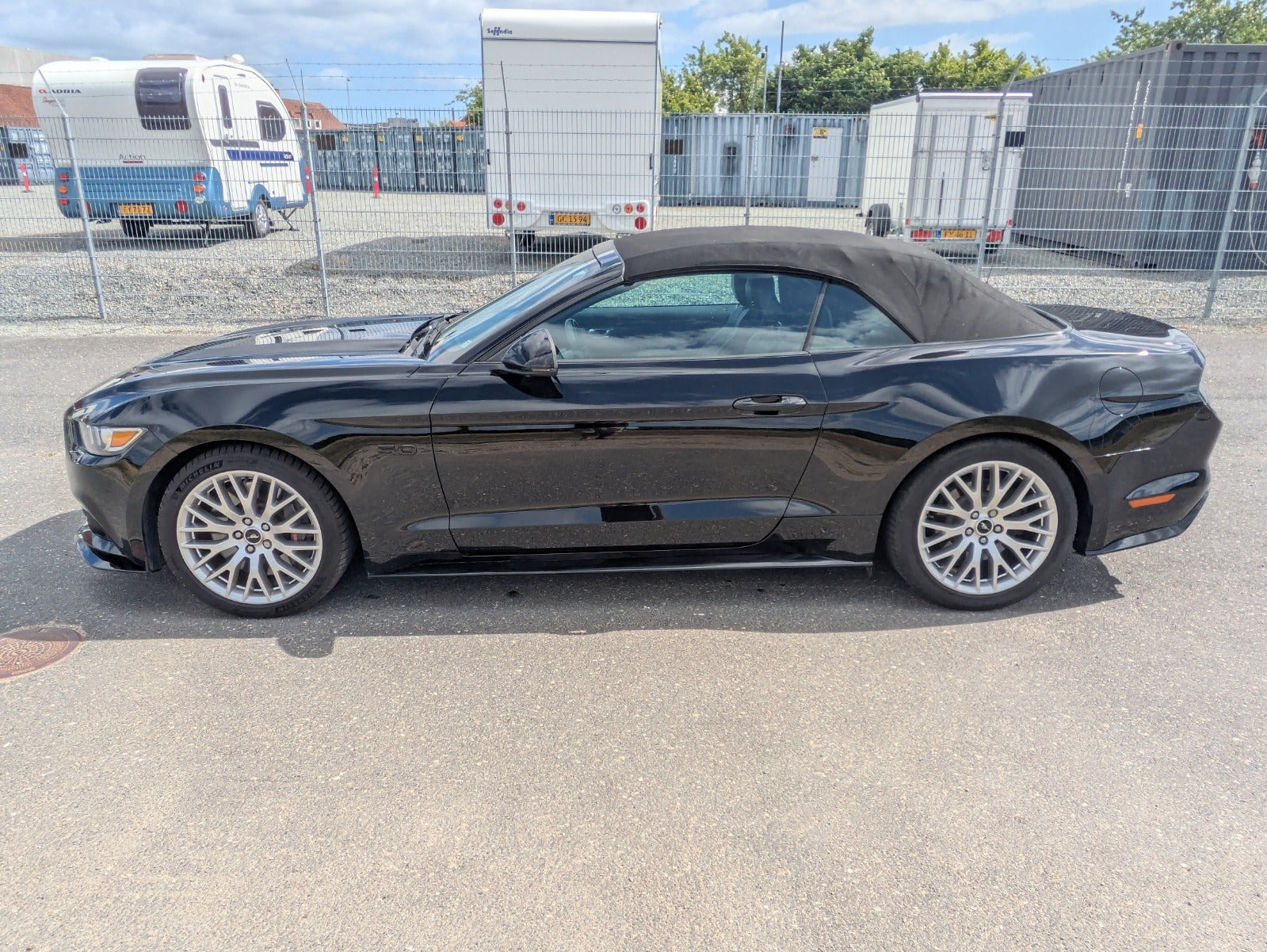 Sort Ford Mustang fra 2015