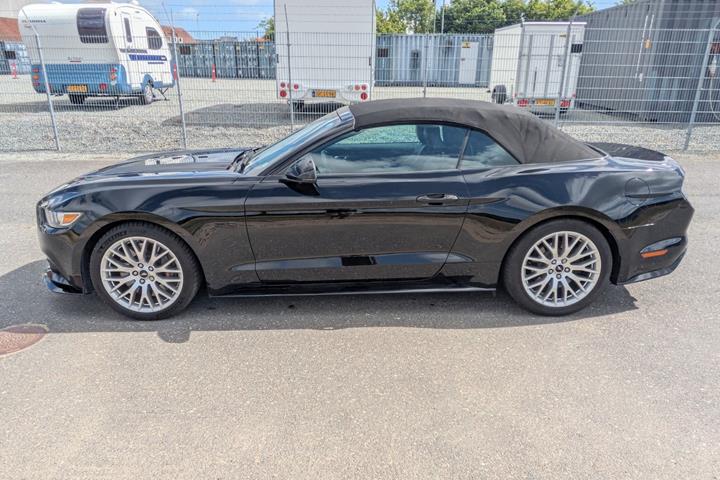 Sort Ford Mustang fra 2015