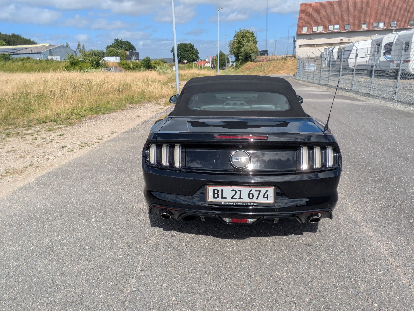 Sort Ford Mustang fra 2015