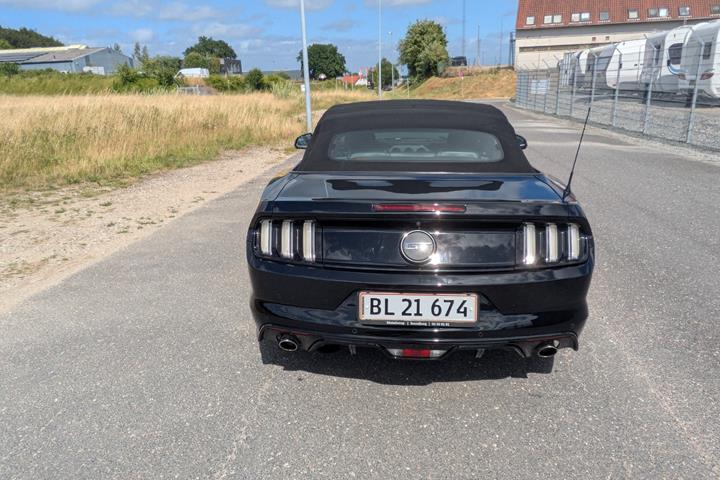 Sort Ford Mustang fra 2015