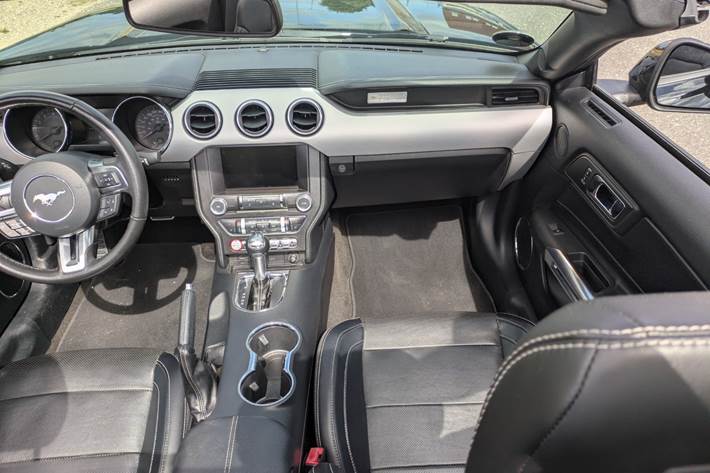 Sort Ford Mustang fra 2015