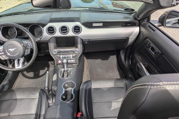 Sort Ford Mustang fra 2015