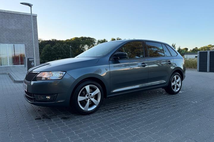 Grå Skoda Rapid fra 2015 set udefra