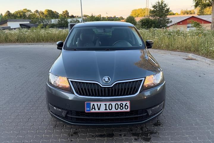 Grå Skoda Rapid fra 2015