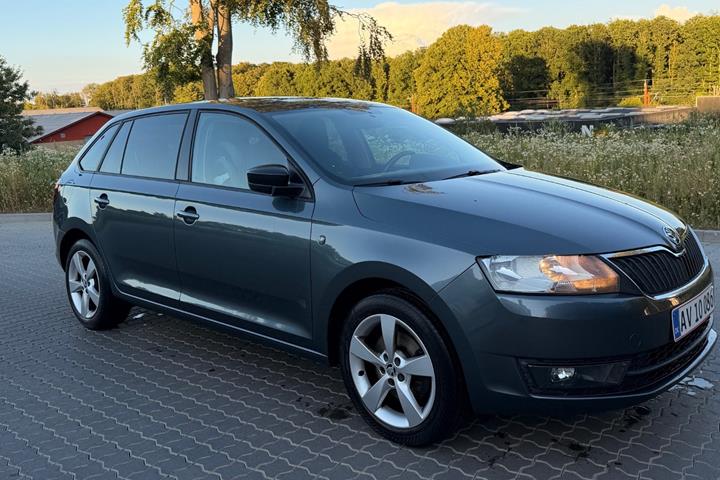 Grå Skoda Rapid fra 2015