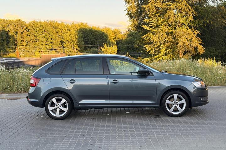 Grå Skoda Rapid fra 2015