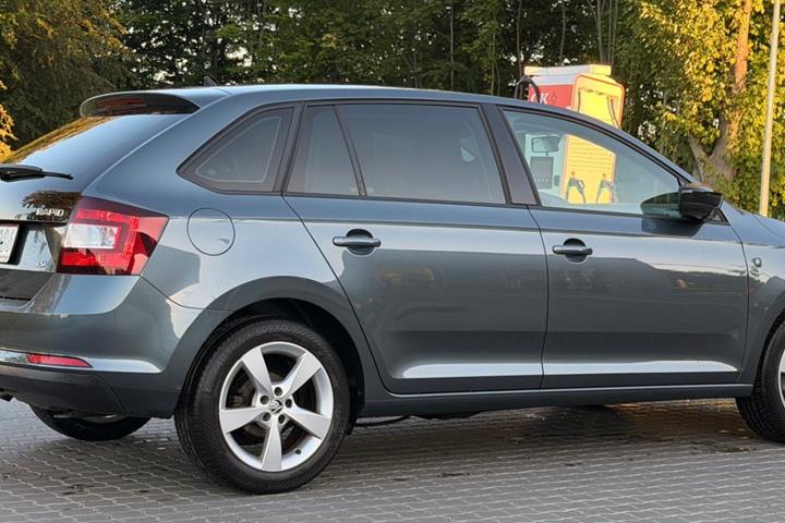 Grå Skoda Rapid fra 2015
