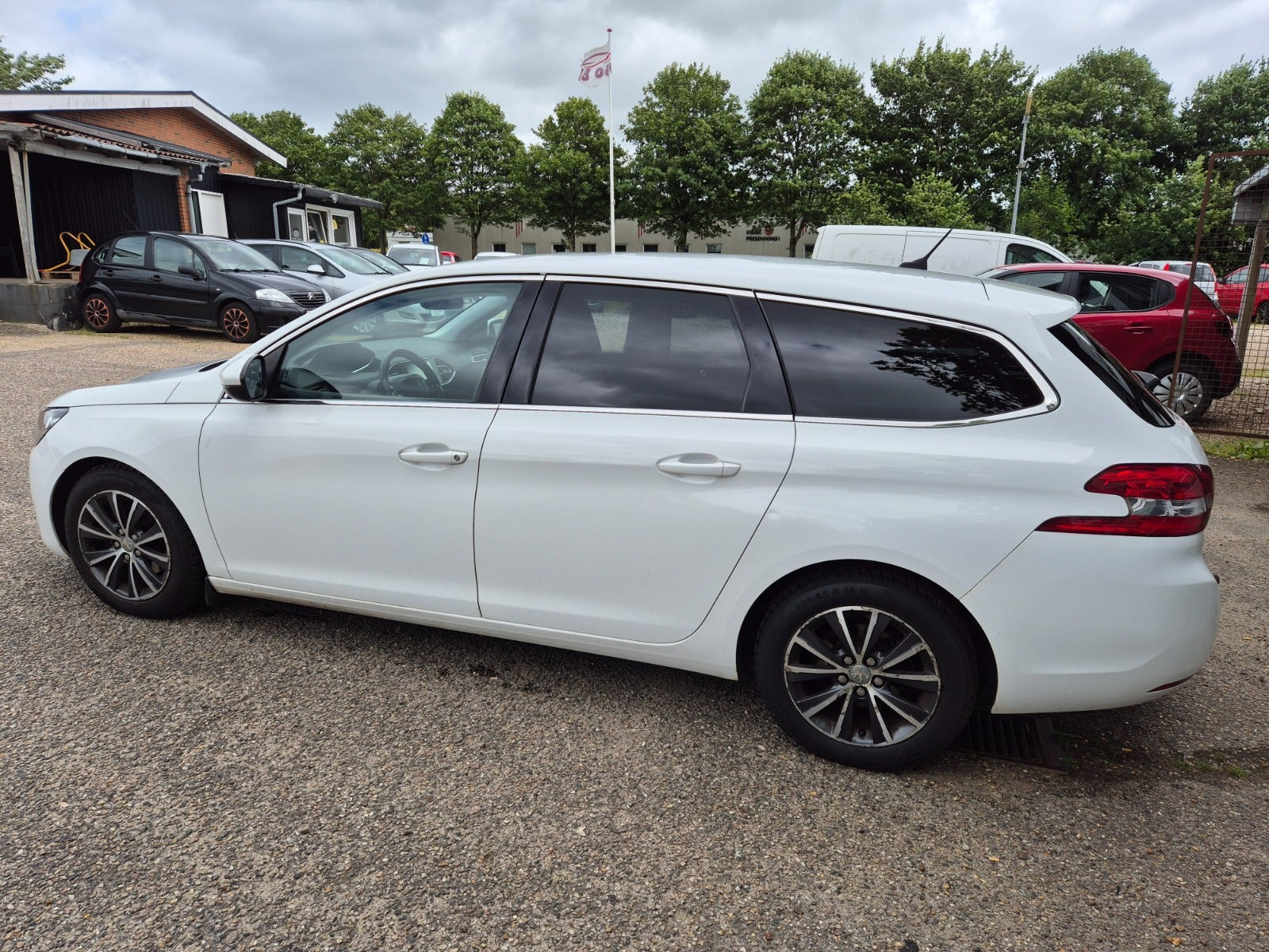 Grøn Peugeot 308 fra 2015