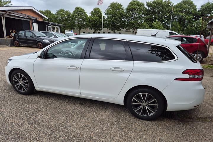 Grøn Peugeot 308 fra 2015
