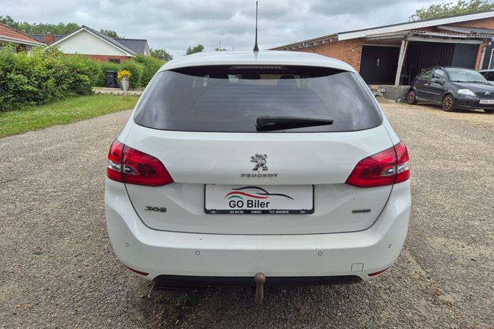 Grøn Peugeot 308 fra 2015