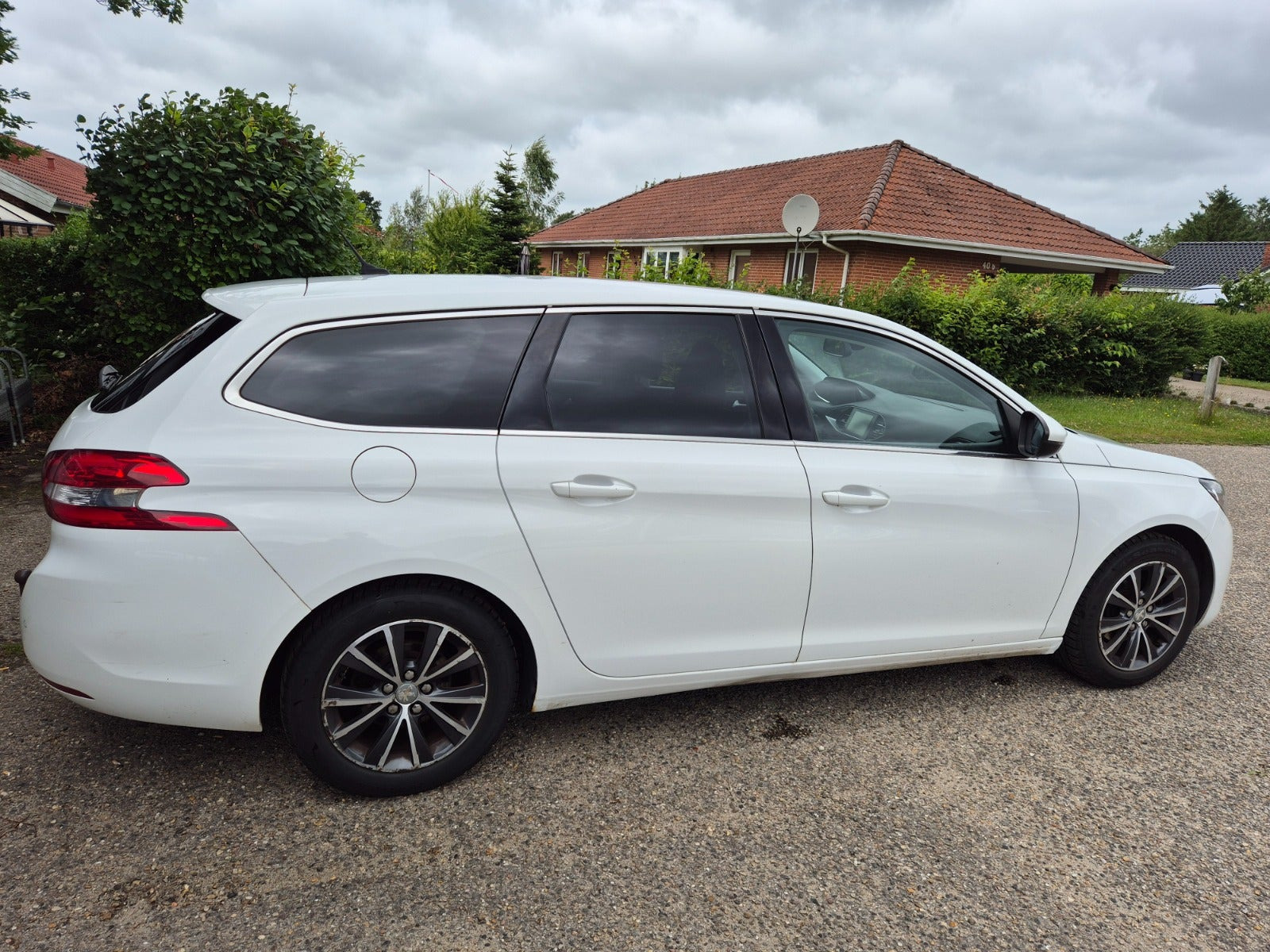 Grøn Peugeot 308 fra 2015