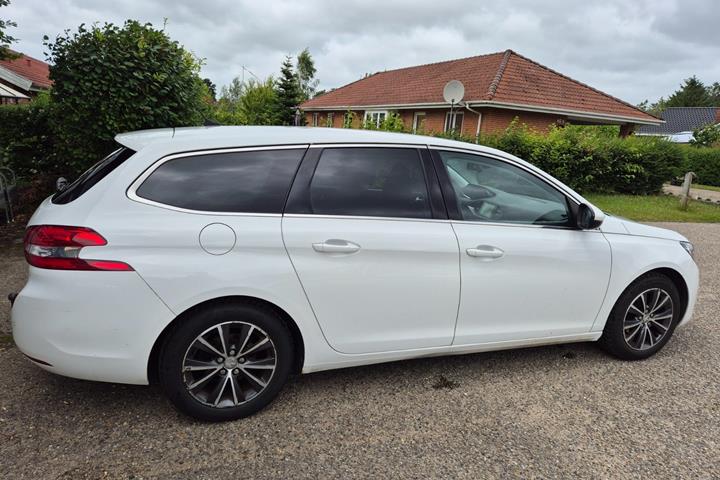 Grøn Peugeot 308 fra 2015