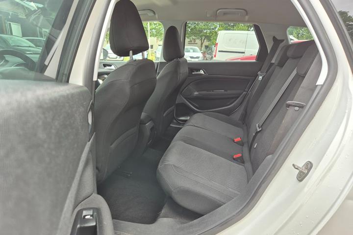 Grøn Peugeot 308 fra 2015