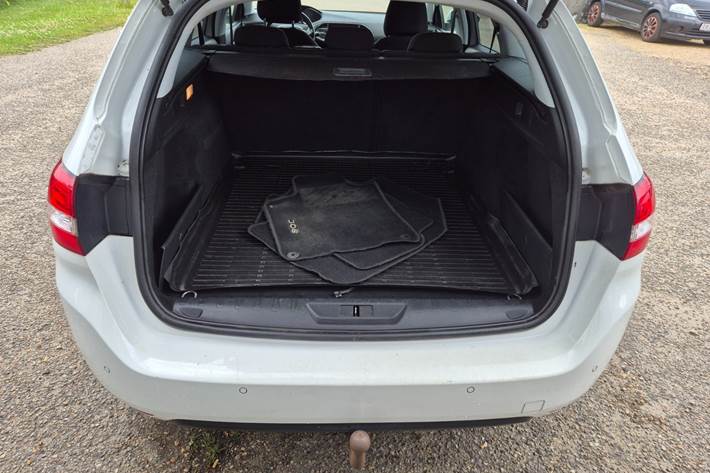 Grøn Peugeot 308 fra 2015