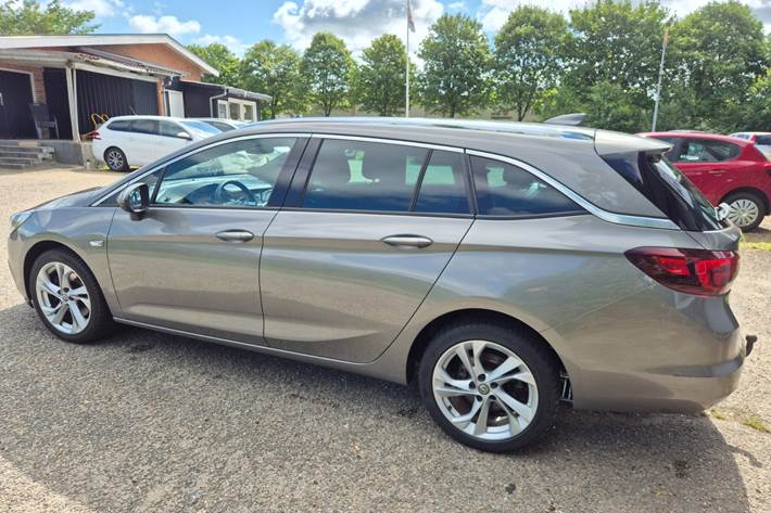 Grøn Opel Astra fra 2017