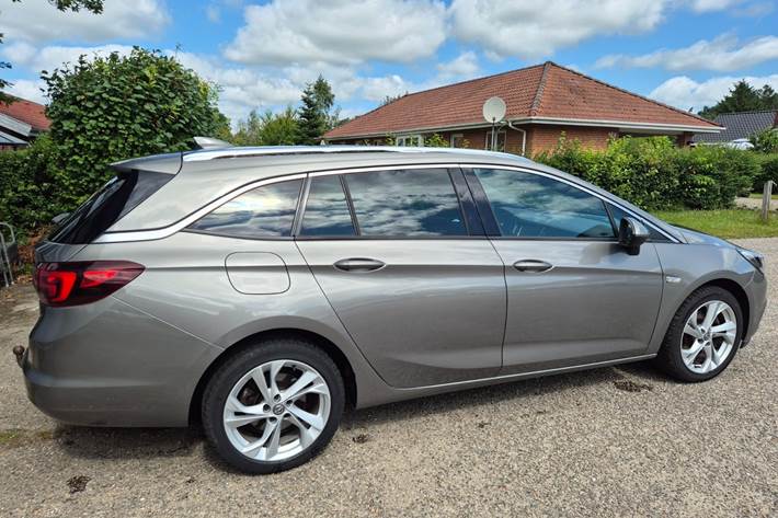 Grøn Opel Astra fra 2017