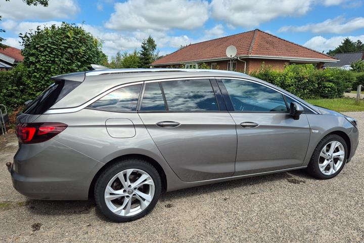Grøn Opel Astra fra 2017
