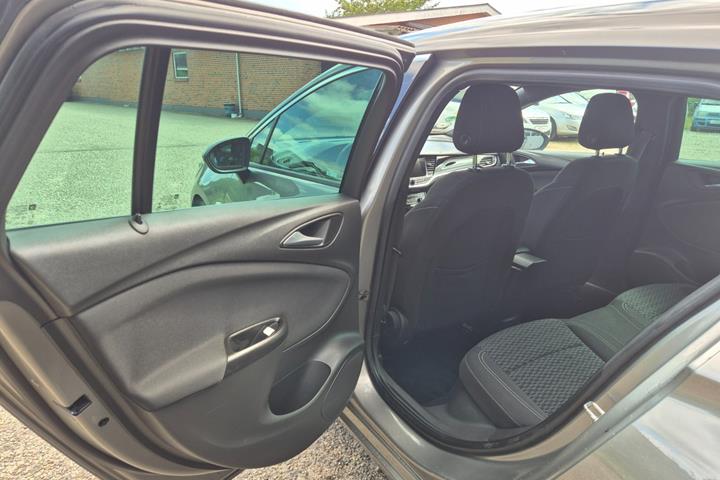 Grøn Opel Astra fra 2017