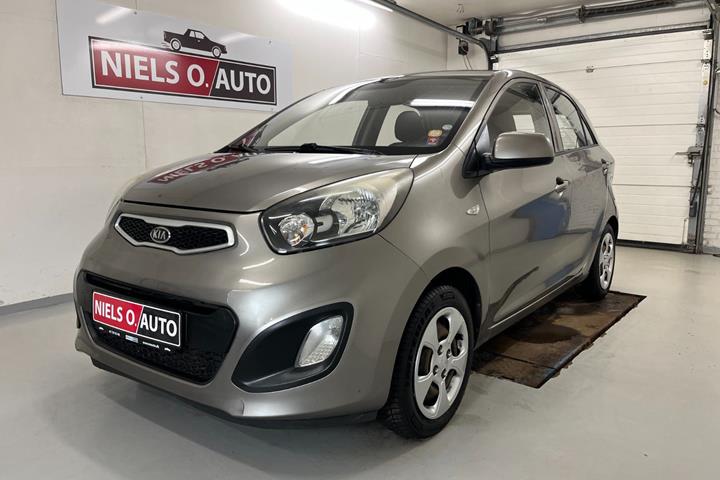 Grå Kia Picanto fra 2012 set udefra