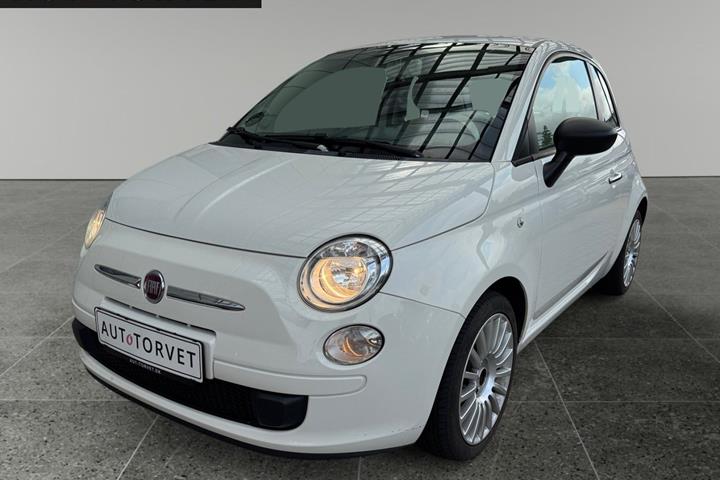 Hvid Fiat 500 fra 2015 set udefra