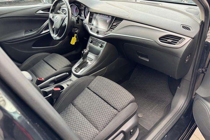 Sort Opel Astra fra 2017