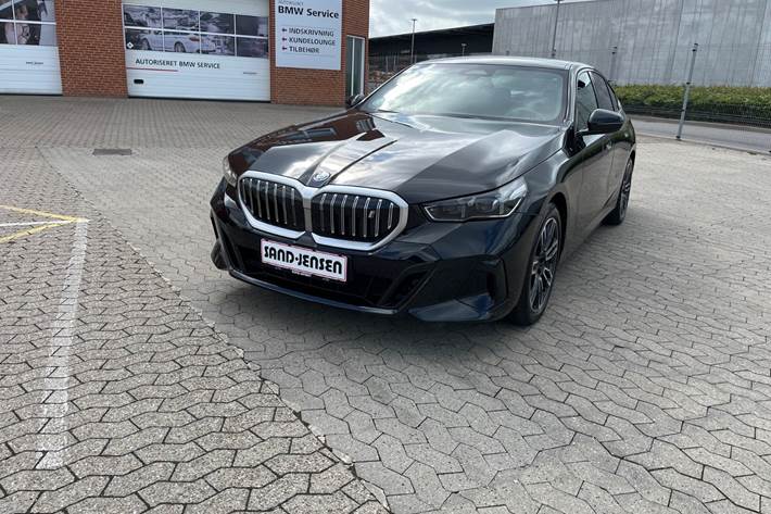 Sort BMW i5 fra 2026