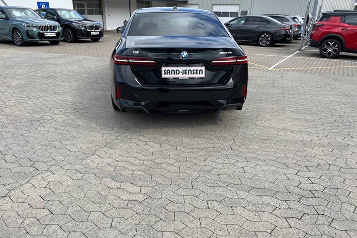 Sort BMW i5 fra 2026