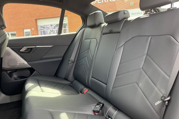 Sort BMW i5 fra 2026
