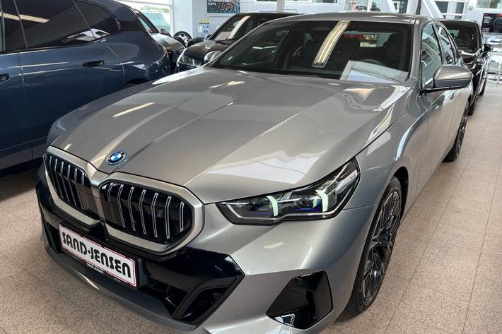 Grå BMW i5 fra 2026